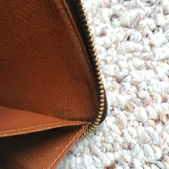 Louis Vuitton Zippy Monogram Wallet - Picture 8 of 16
